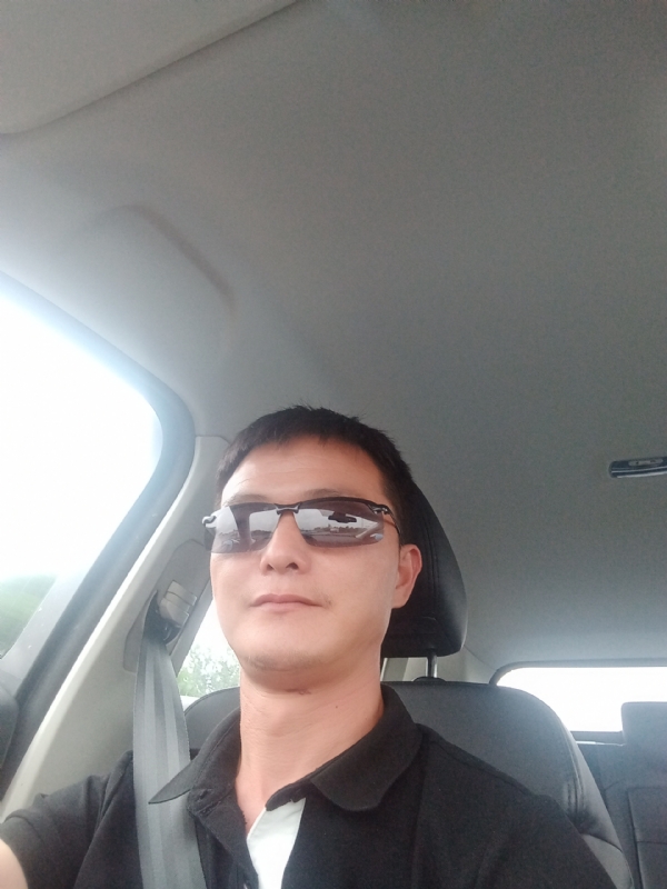 孤独的男人的第一张照片--泉州相亲服务中心