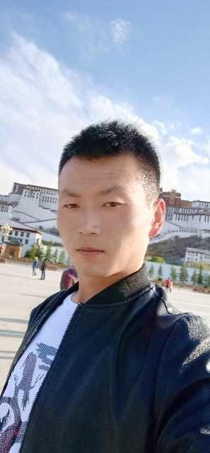 阳光下的小草的第二张照片--泉州相亲服务中心