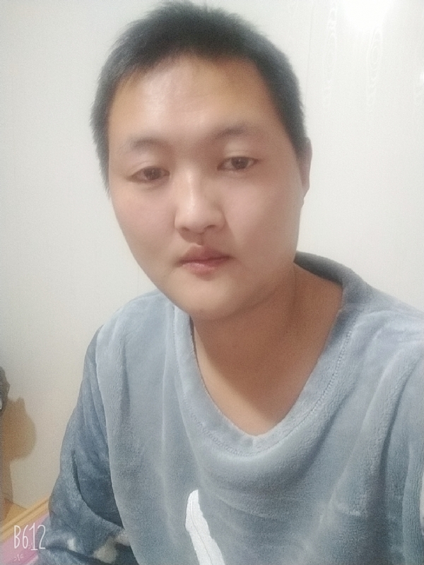 烟圈里透着伤的第二张照片--泉州相亲服务中心