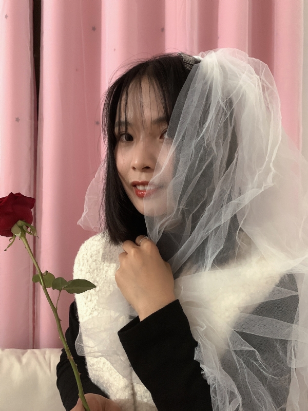 持紫菜包饭的女孩的第一张照片--泉州相亲服务中心