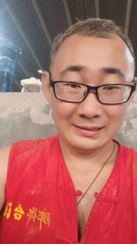 黑黑一笑的第二张照片--泉州相亲服务中心